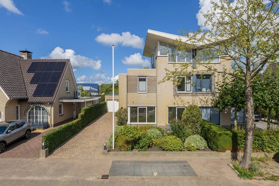 Theo van Doesburglaan 11, Oegstgeest