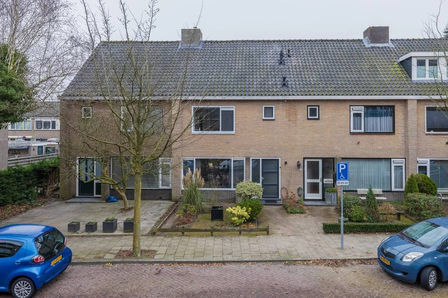 van den Woudestraat 26, Warmond