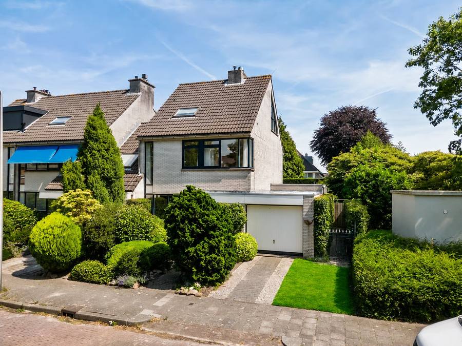 Van Dulmplein 1, Voorschoten