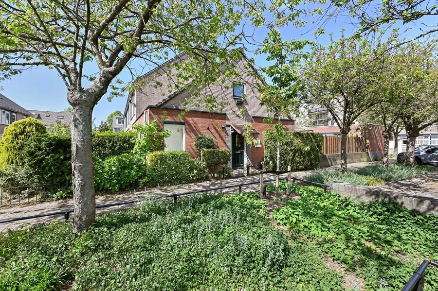 Alexander Adamskistraat 11, Voorschoten