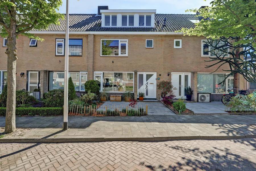 van den Woudestraat 22, Warmond